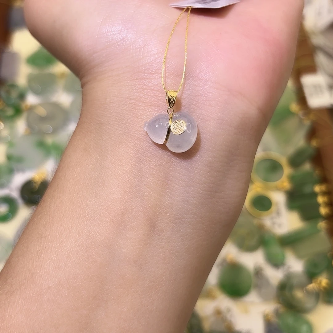 翡翠18K金镶嵌颈饰葫芦