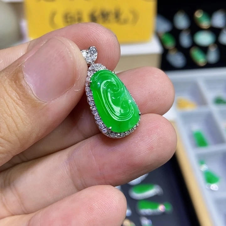 翡翠18K金镶嵌颈饰如意