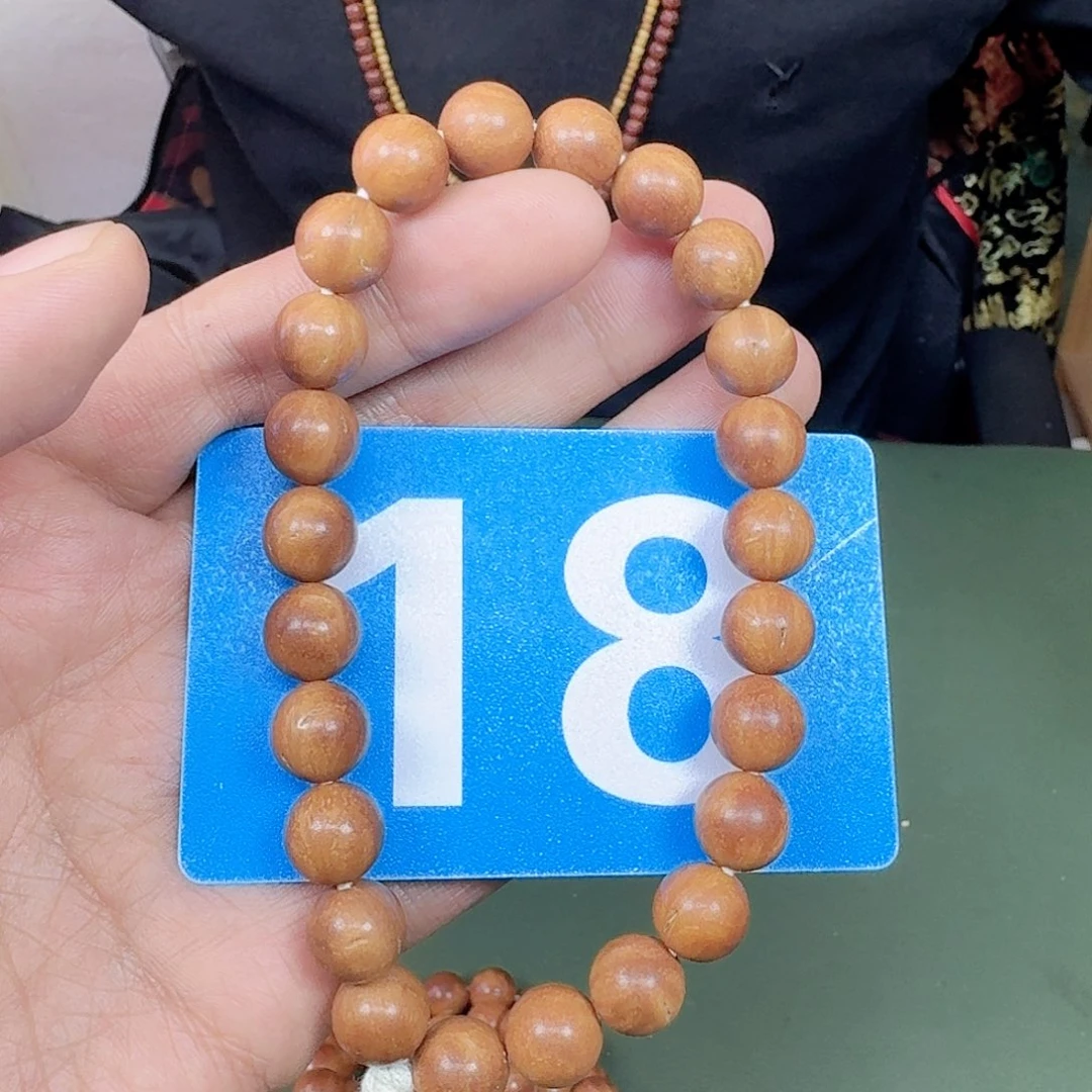 桃核吊坠11桃核手持。18