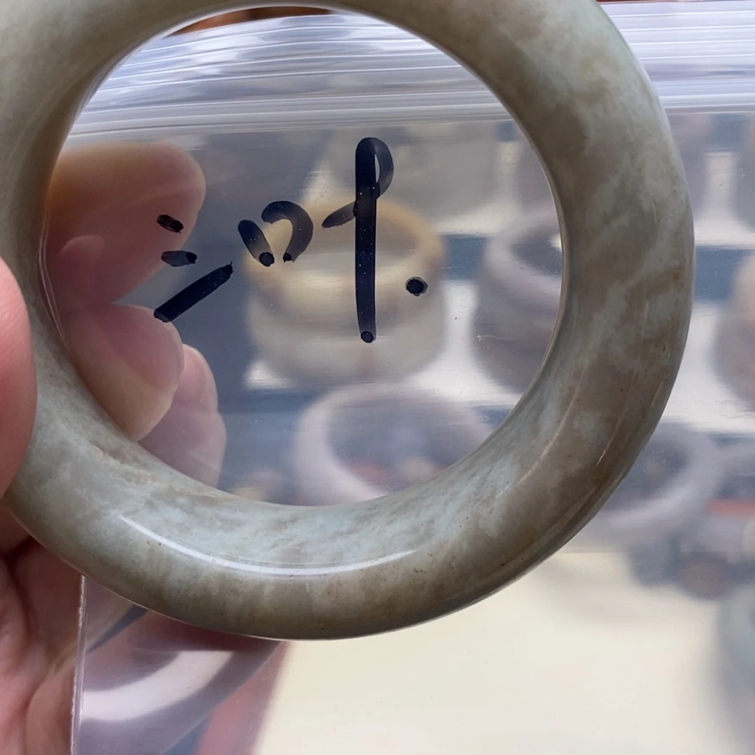 石英质玉手镯未镶嵌三*