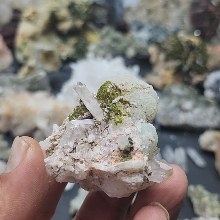 水晶未镶嵌摆件绿帘，葡萄石，水晶共生