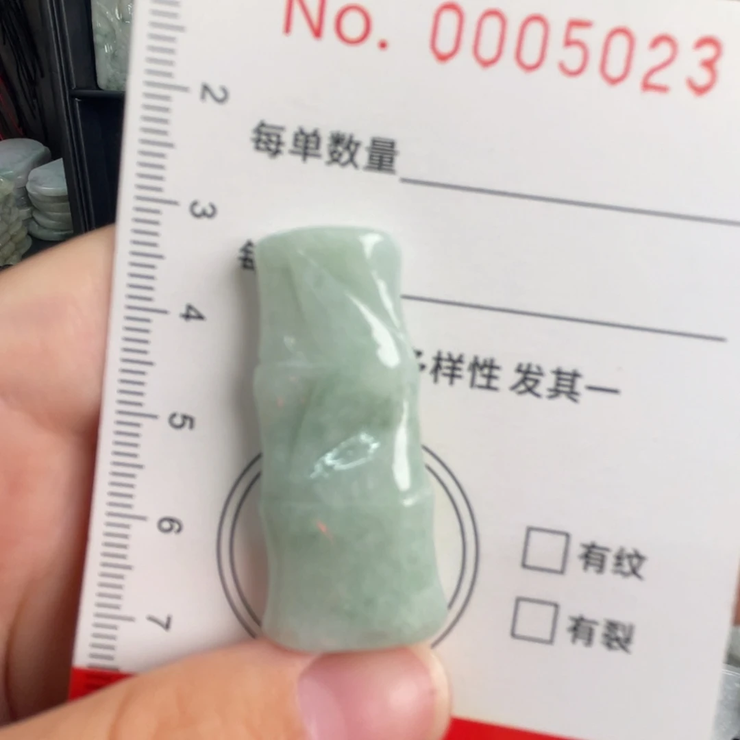 翡翠未镶嵌吊坠(不含链)微瑕
