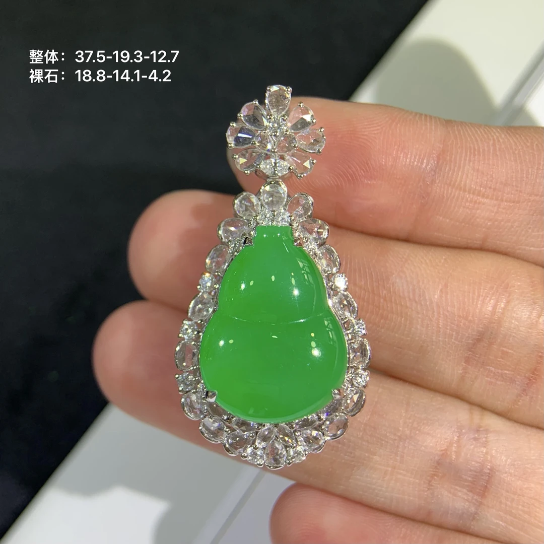天然翡翠高冰正阳满绿葫芦吊坠