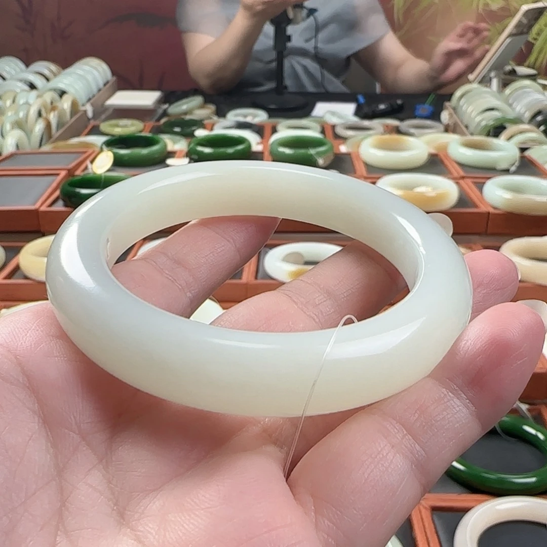 开***猫和田玉手镯未镶嵌