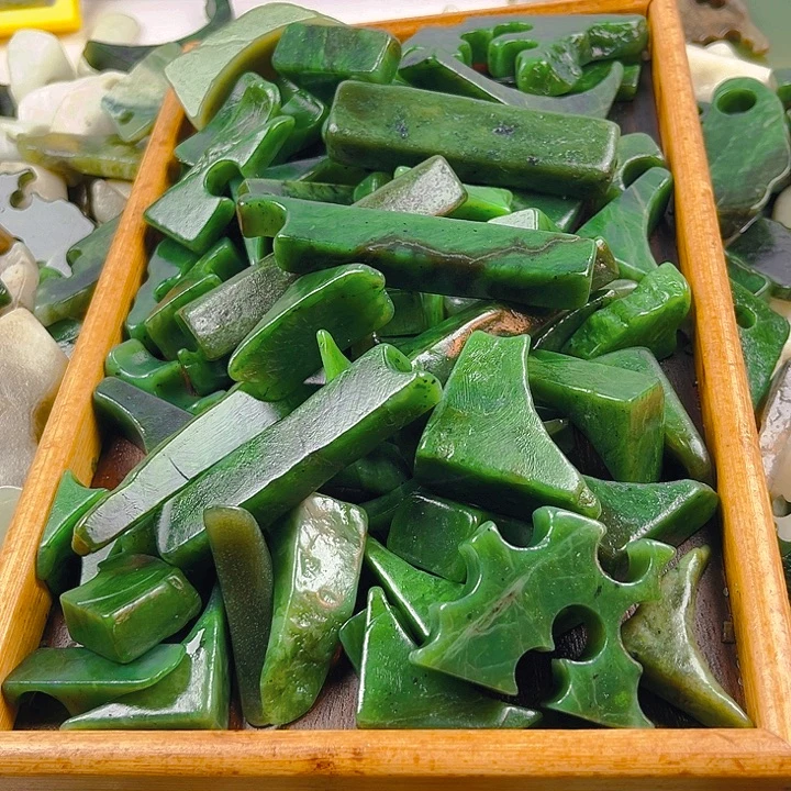榴***返和田玉（糖玉）未镶嵌挂件