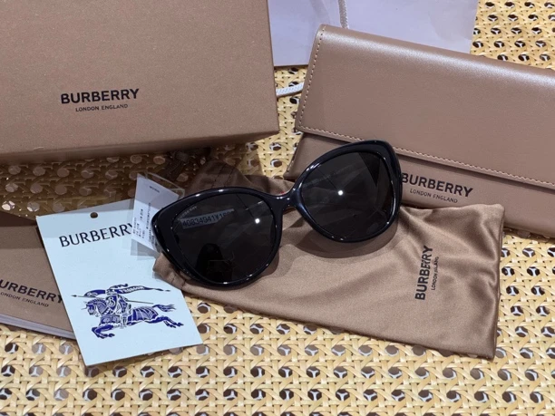 全新未使用 BURBERRY/博柏利 墨镜1669 全套可送人