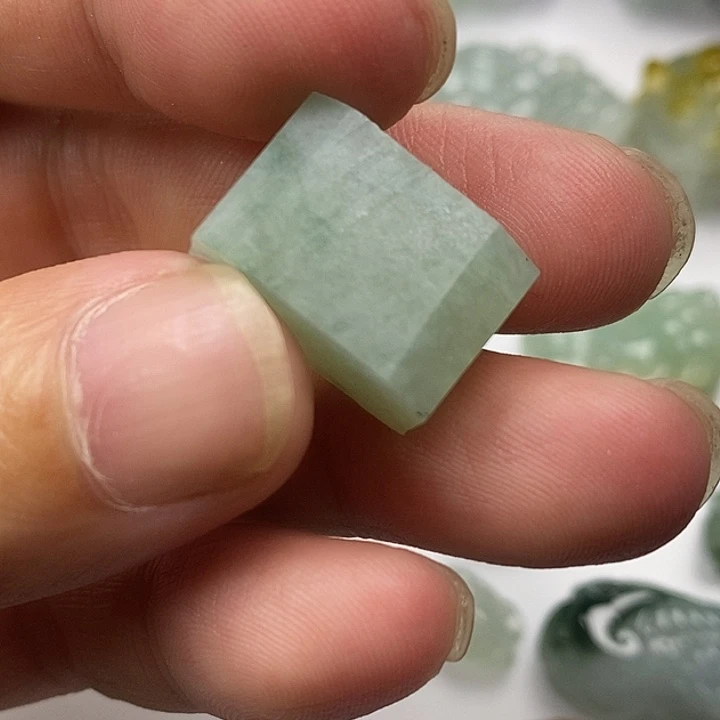 翡翠未镶嵌颈饰边料