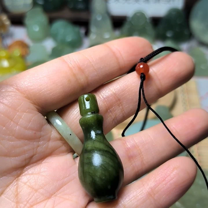 蛇纹石玉颈饰未镶嵌嘻**少