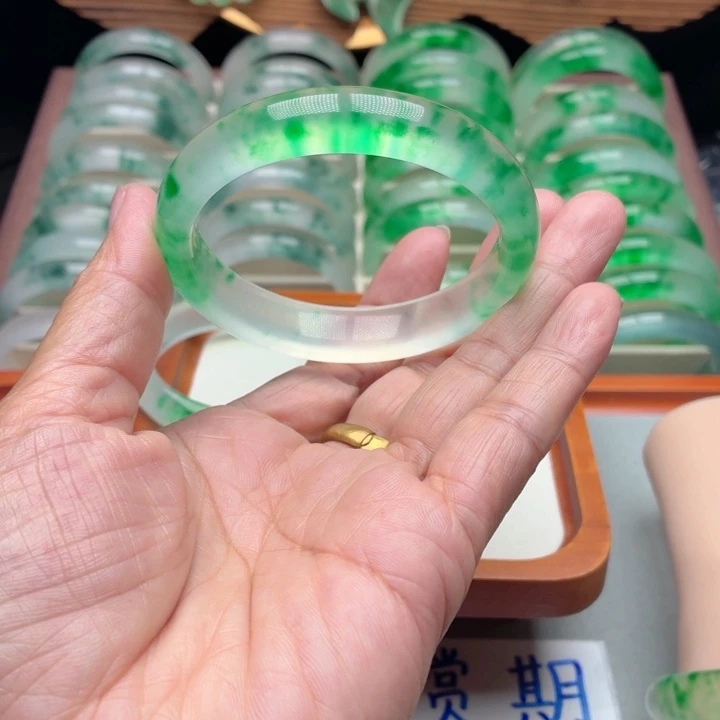 刘***米石英质玉未镶嵌手镯