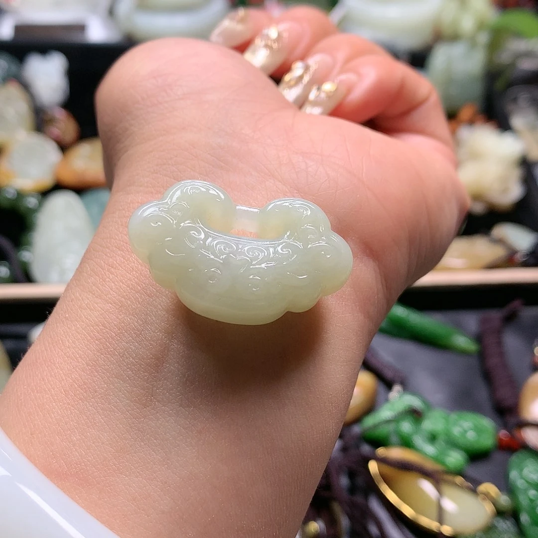 和田玉吊坠未镶嵌阿*！