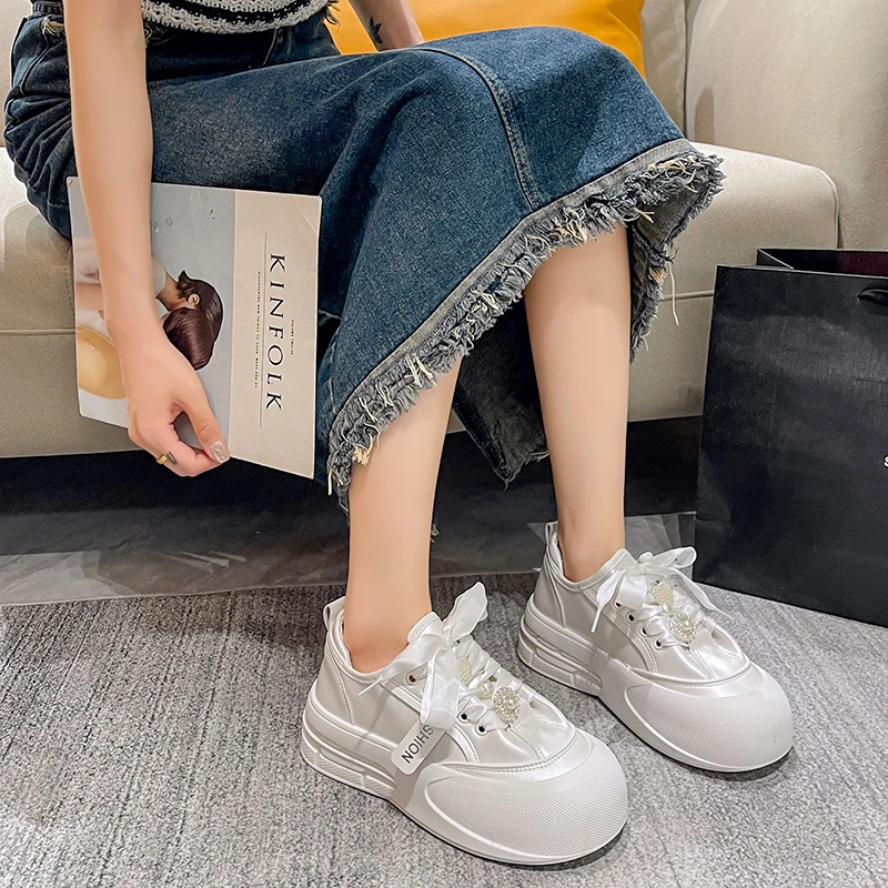 绸缎小白鞋女款2025爆款正品网红休闲鞋百搭增高舒适板