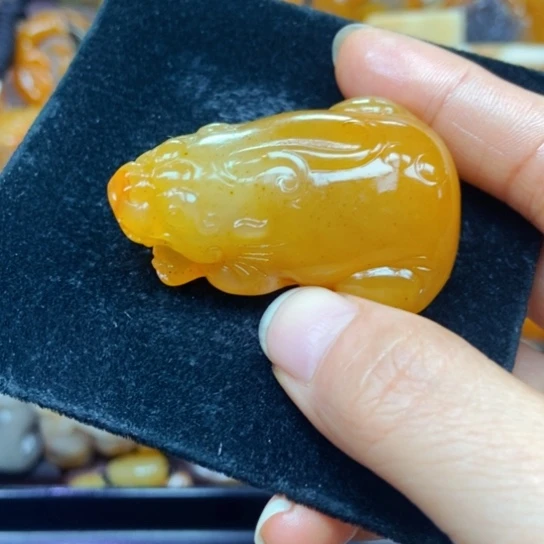 石英质玉（黄龙玉）未镶嵌颈饰