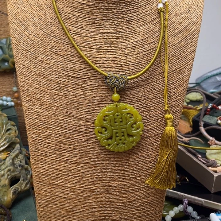 蛇纹石玉未镶嵌吊坠