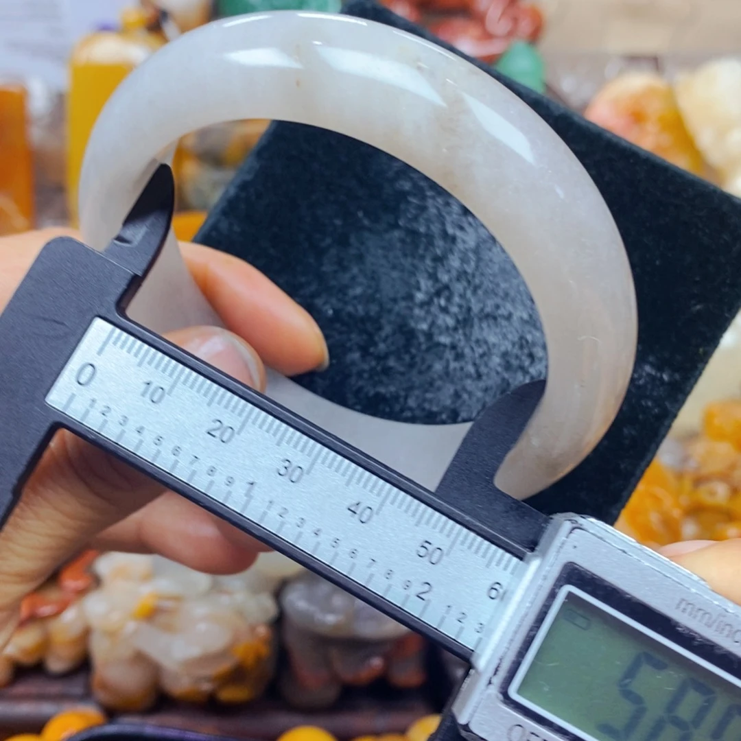 未镶嵌石英质玉（黄龙玉）颈饰