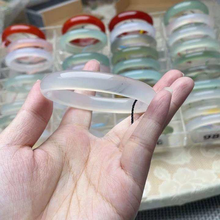 玛瑙/玉髓未镶嵌手镯56圈口有包容