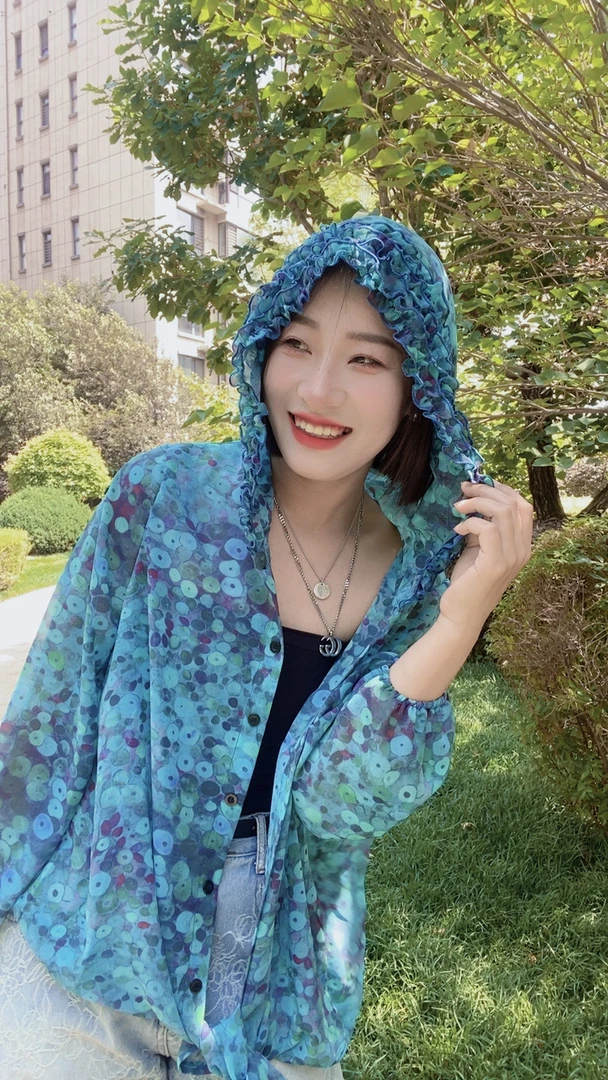 妍妍推荐【小蓝花】2025夏季新款带帽防晒短款时尚碎花外套