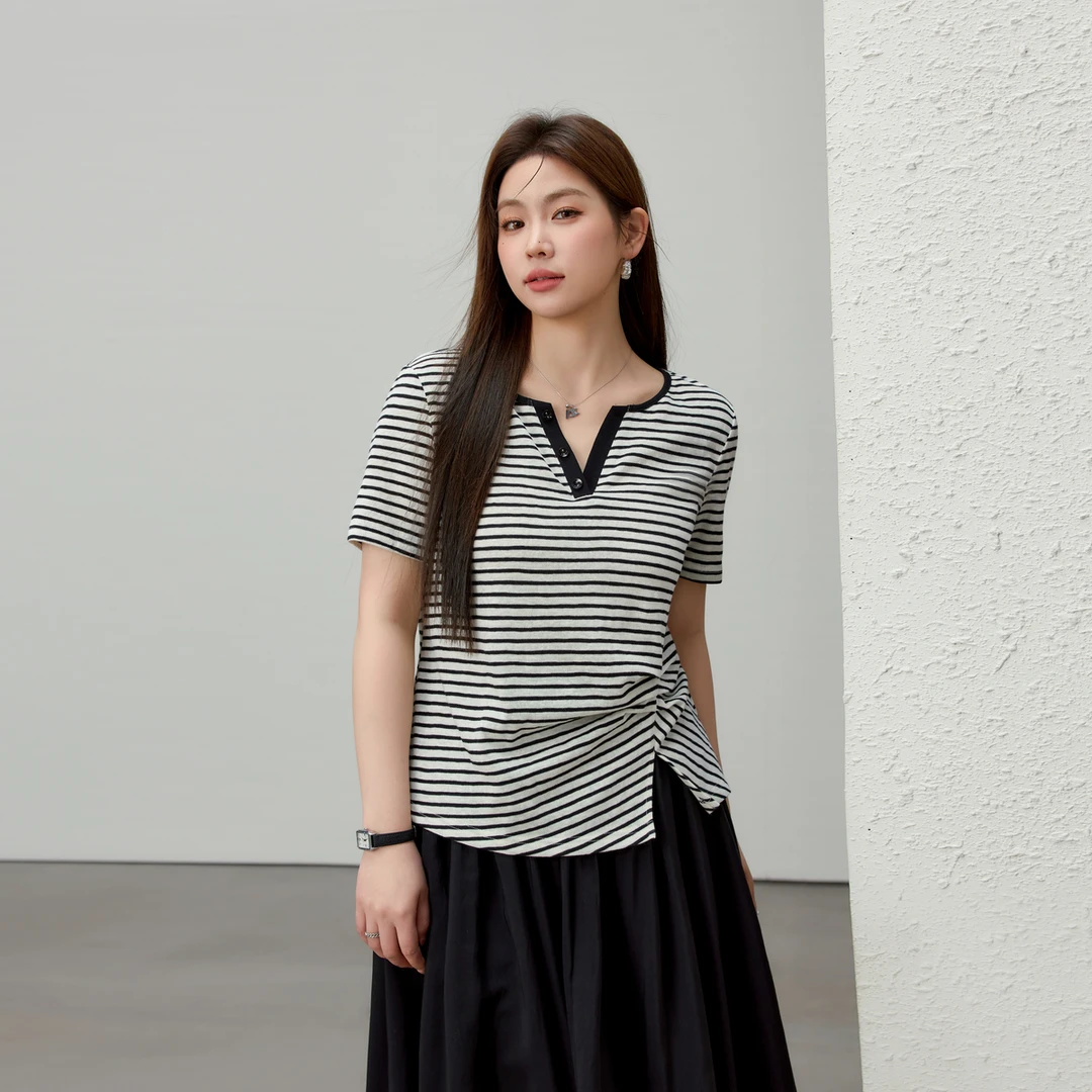 【清透海岸线】纤莉秀W大码女装条纹压褶V领百搭T恤显瘦短袖QK1643