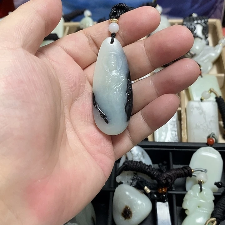 钱***进颈饰未镶嵌和田玉