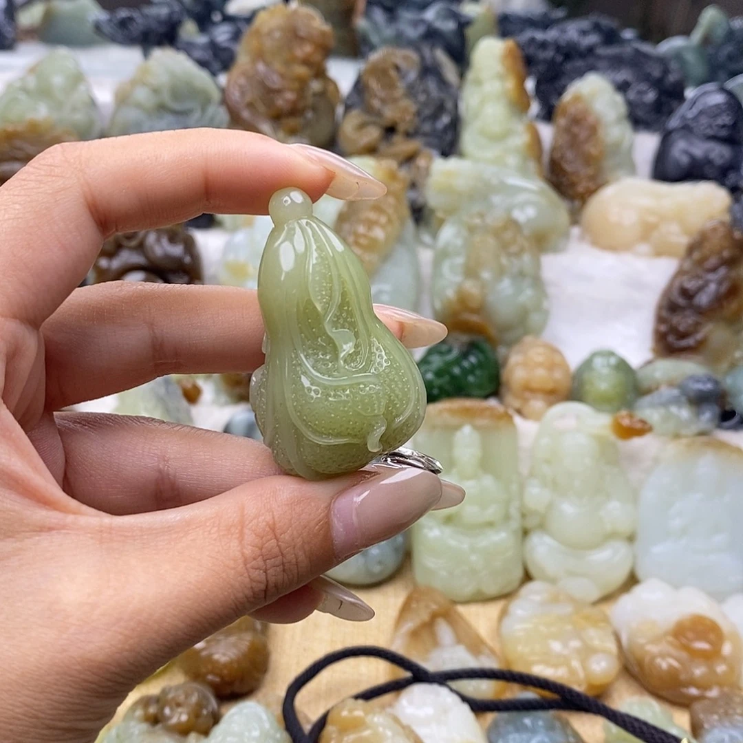 枫***叶和田玉未镶嵌颈饰