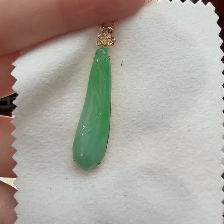翡翠18K金镶嵌颈饰玉兰花吊坠