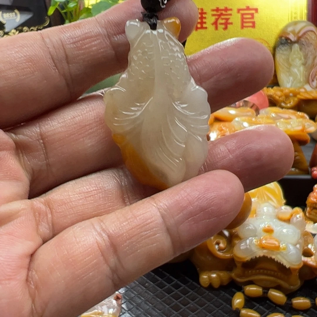 颈饰未镶嵌石英质玉
