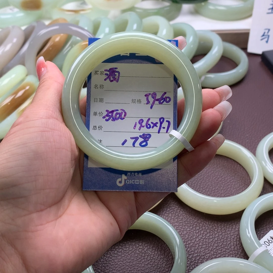 和田玉手镯未镶嵌酒*柜