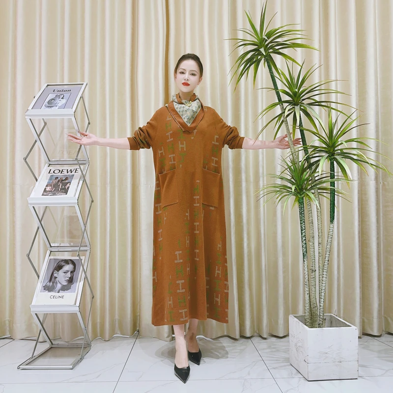 9963焦糖暖棕H提花活动领巾慵懒高级感宽松长款针织连衣裙