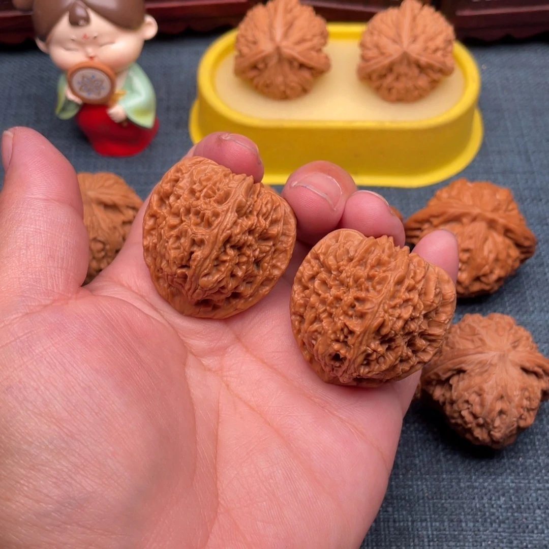 文玩核桃把件红皮三角疆37