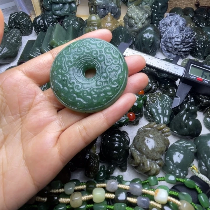 李***平和田玉未镶嵌颈饰