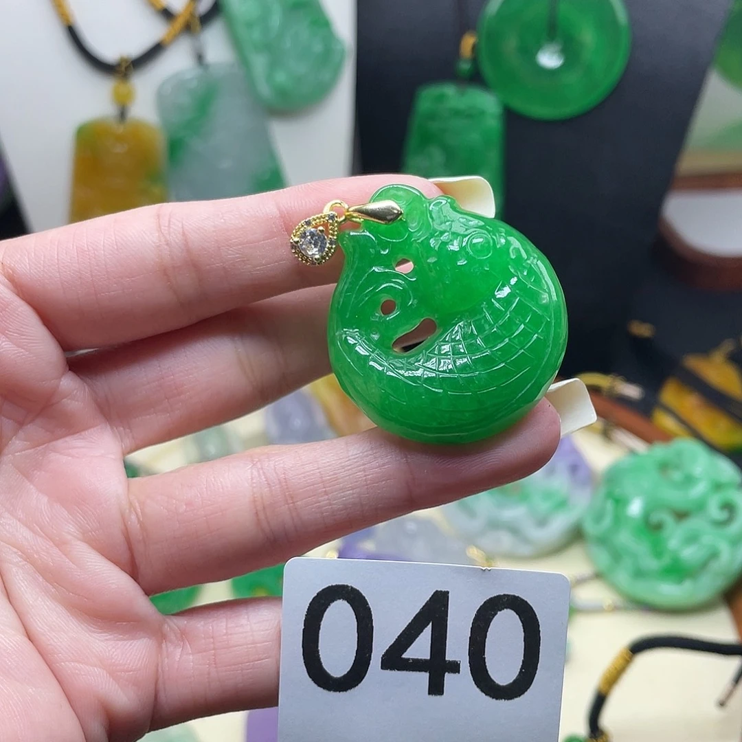 翡翠未镶嵌吊坠(赠链)