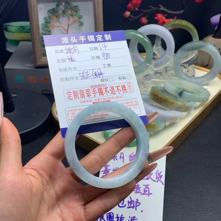 古***尔定制翡翠未镶嵌手镯