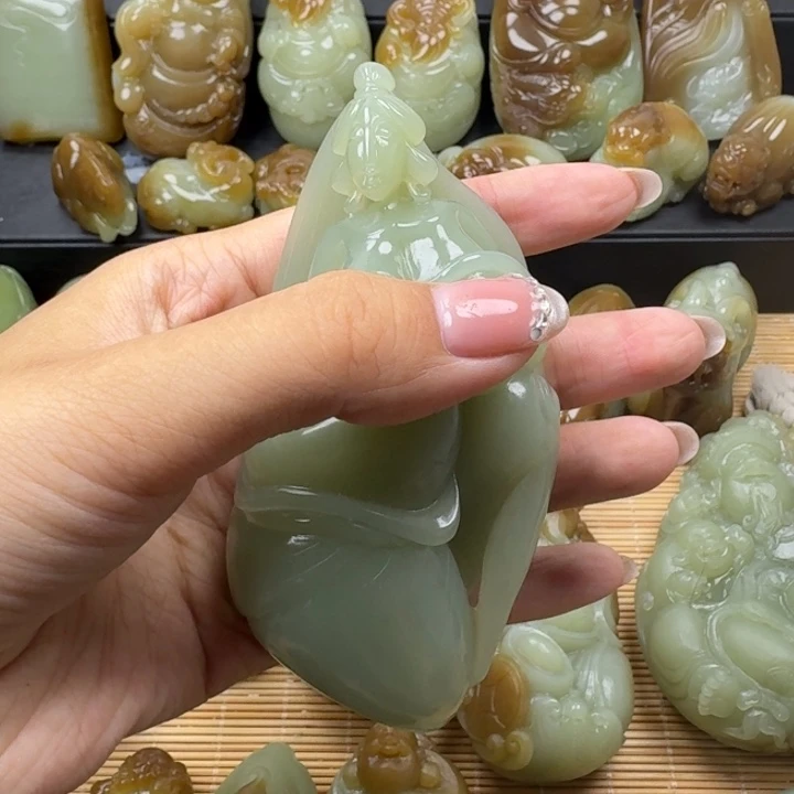 艾***乎未镶嵌和田玉把件