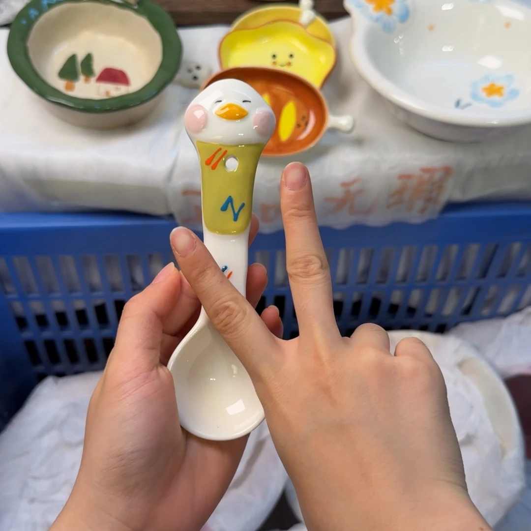 瓷两只勺子陶瓷陶瓷陶瓷