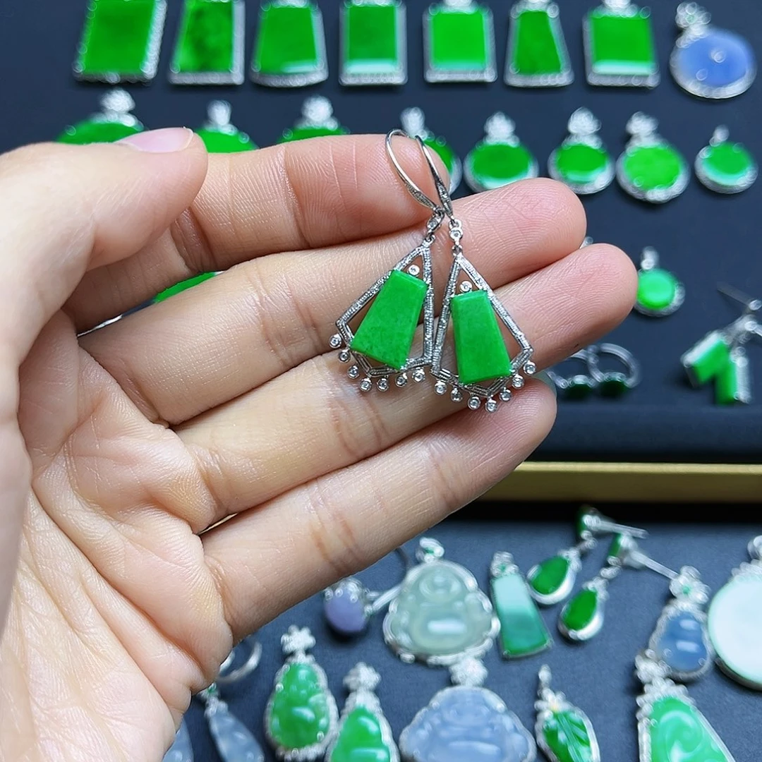 翡翠足金镶嵌颈饰