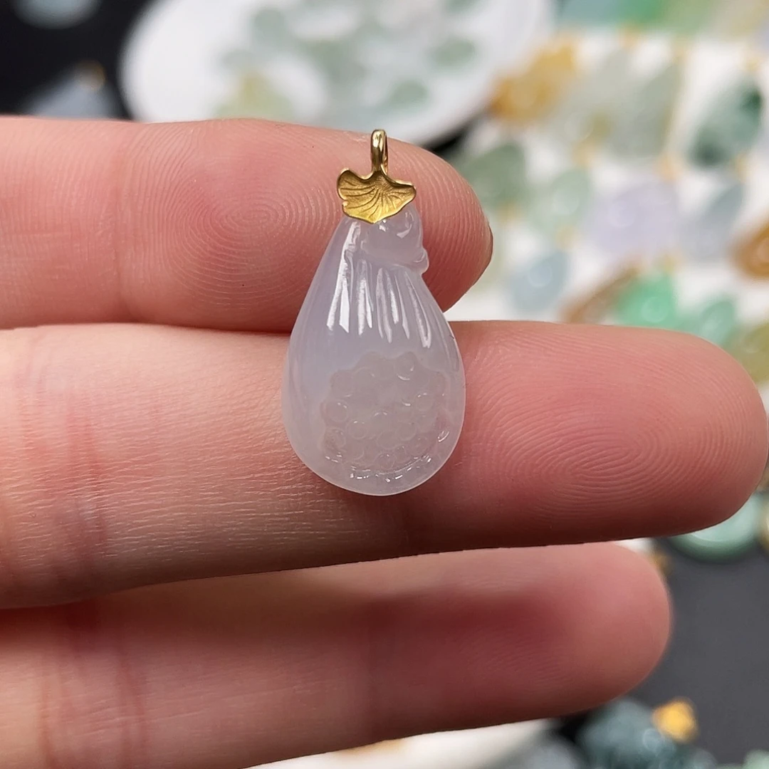 翡翠18K金镶嵌颈饰莲蓬