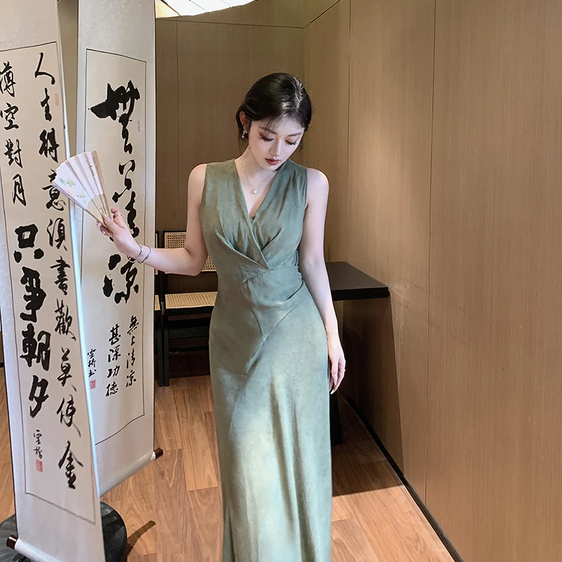 林关关 V领气质连衣裙女收腰修身无袖长裙设计感小众95751