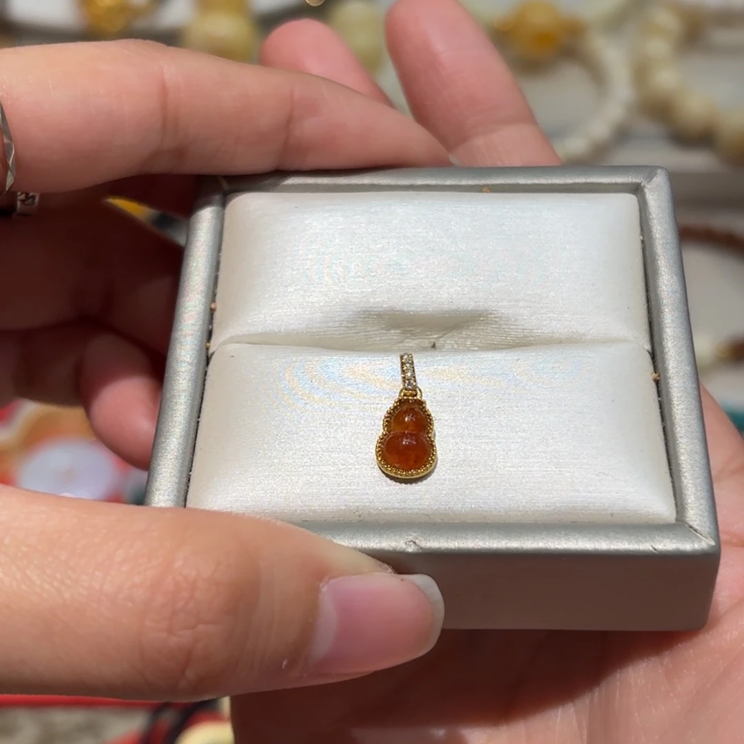 翡翠18K金镶嵌吊坠(不含链)黄翡小葫芦滴流