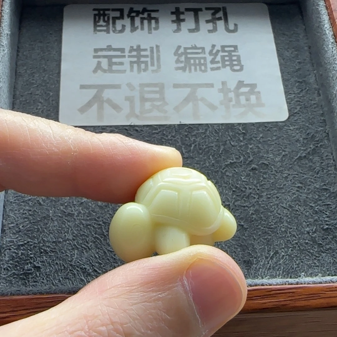 未镶嵌配饰石英质玉（缅黄）