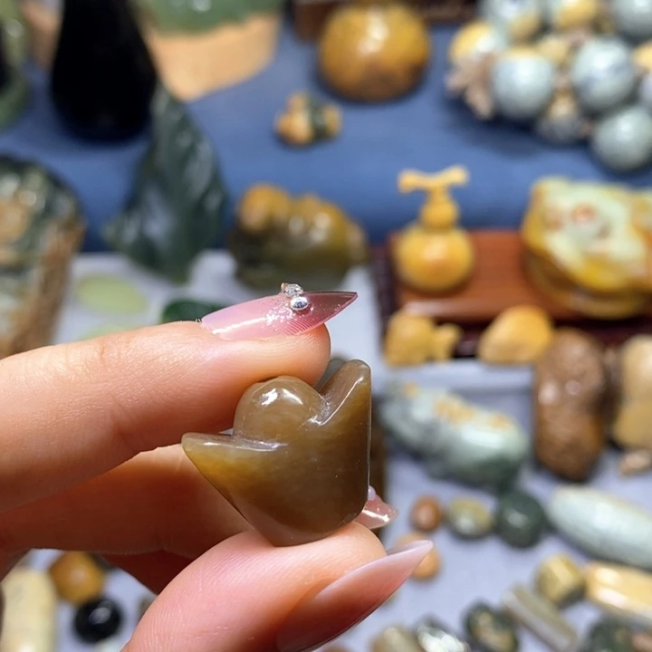 透闪石质玉未镶嵌挂件