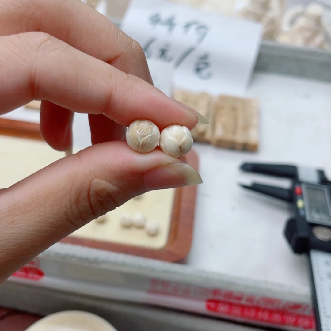 吊坠柏香籽/百香籽猛犸牙莲花珠一对