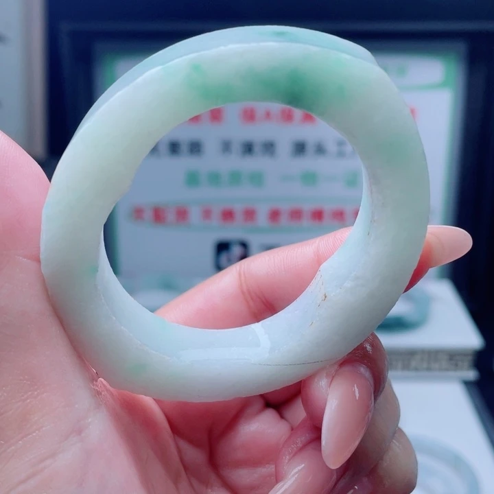 未镶嵌贵妃手镯定制翡翠