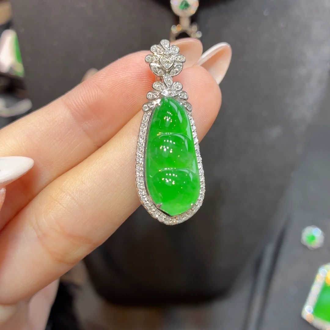 颈饰18K金镶嵌翡翠