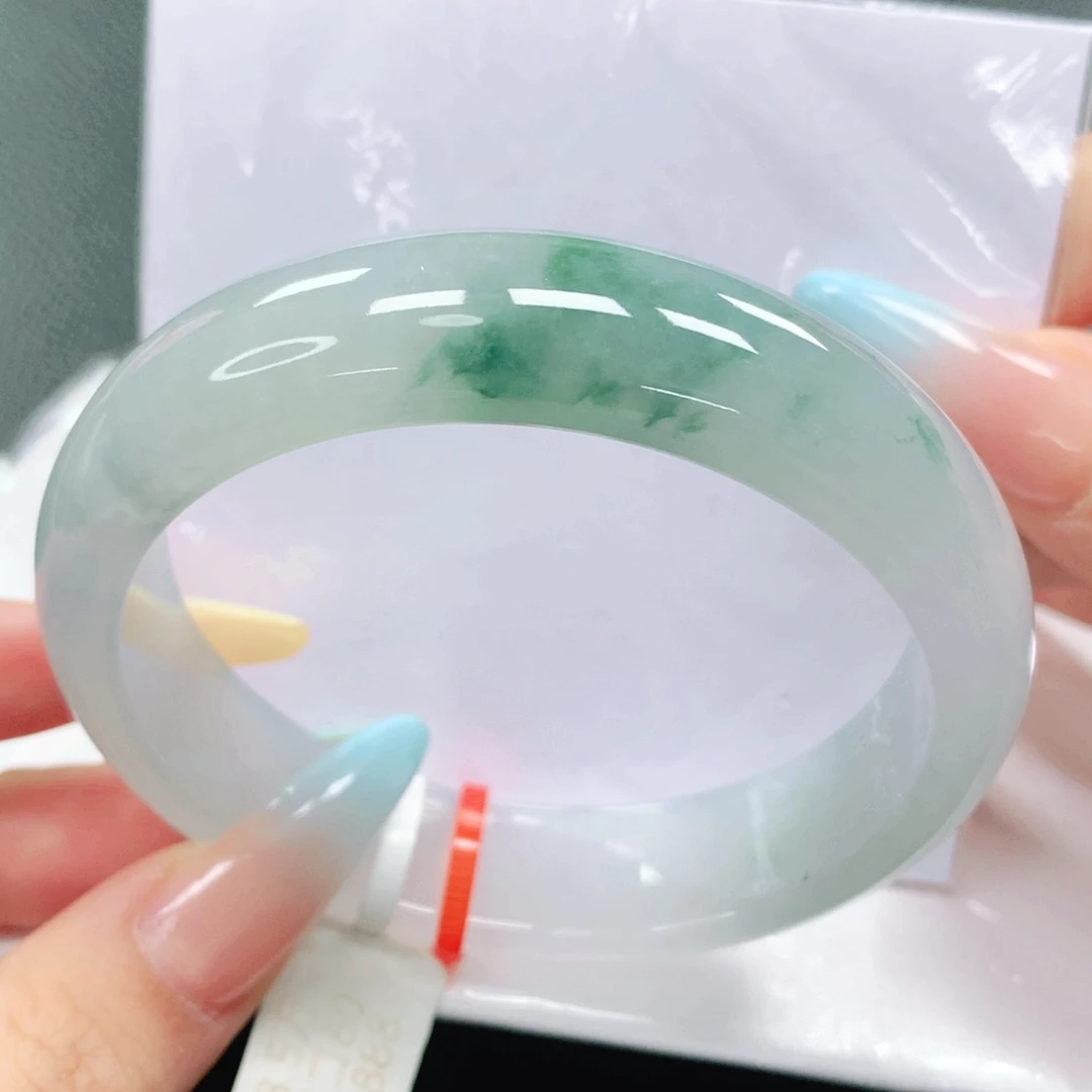 翡翠手镯未镶嵌60。