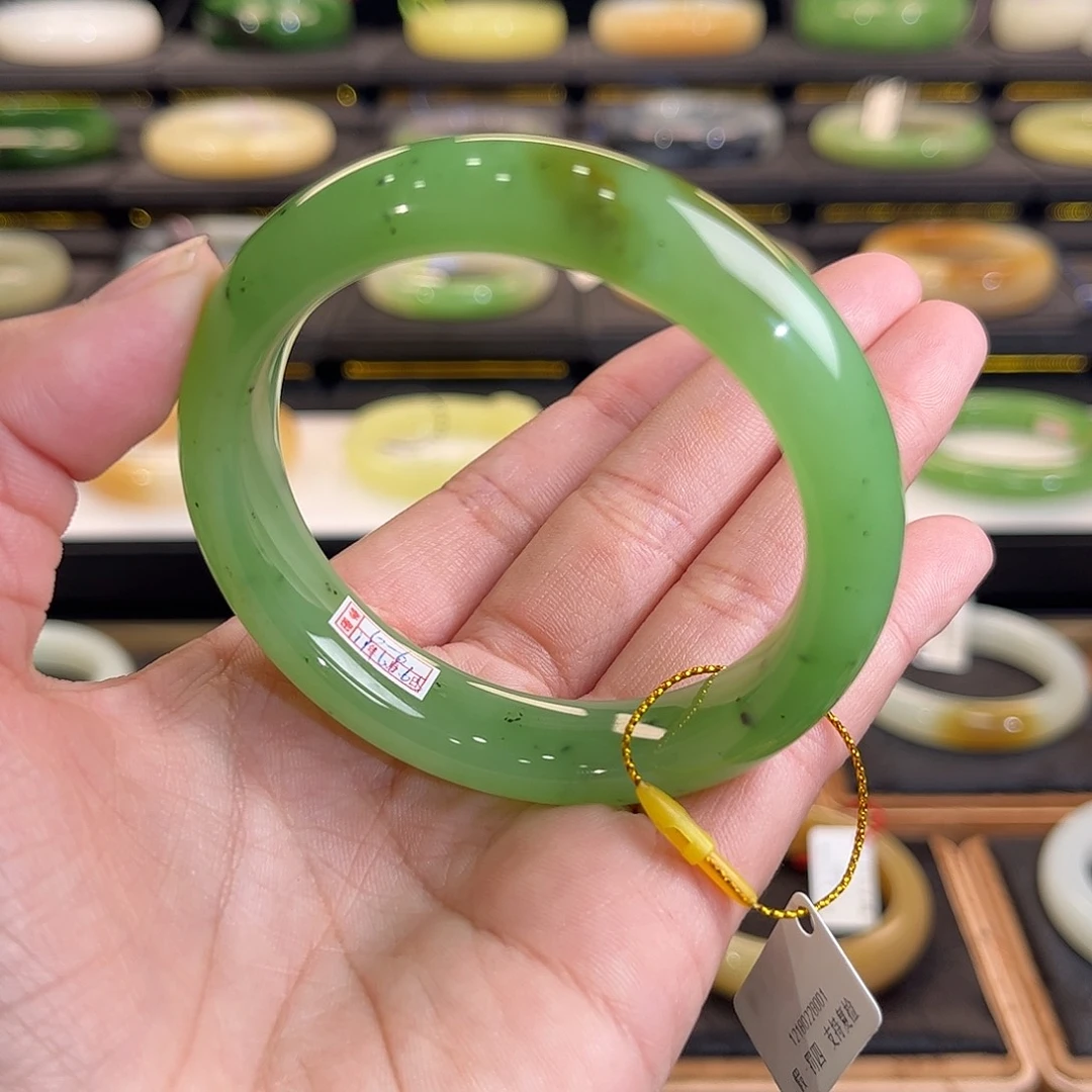 和田玉未镶嵌手镯清新脱俗果绿