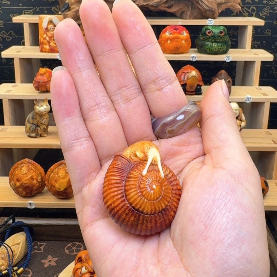 入***海香榧木鹿角蜗牛手把件