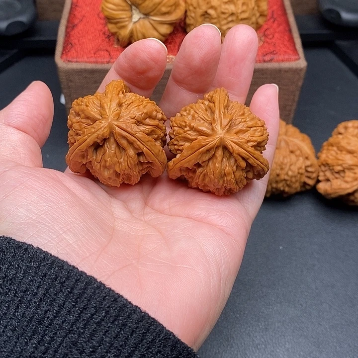 为***力文玩核桃把件白奔