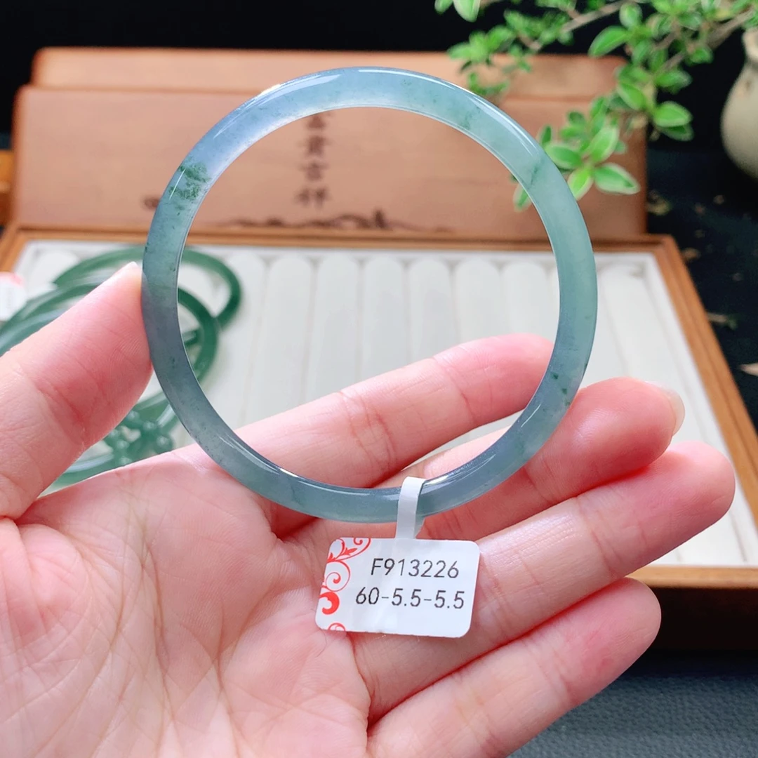 翡翠未镶嵌手镯（圆镯）