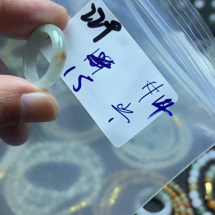 颈饰未镶嵌翡翠戒指