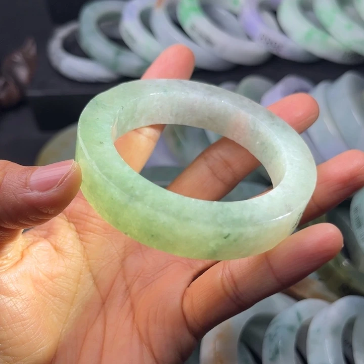定制翡翠未镶嵌手镯