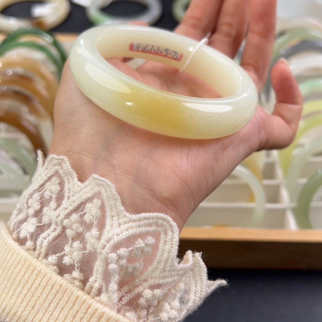 和田玉未镶嵌手镯